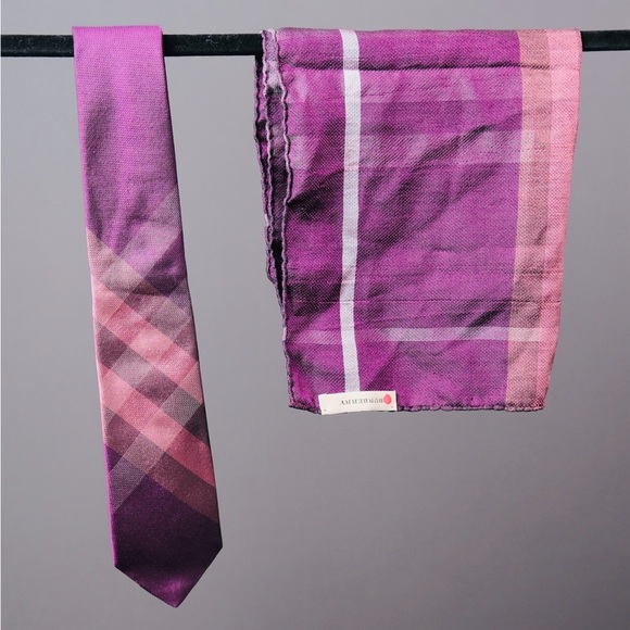 Burberry tie and matching pocket square - Picture 3 of 5